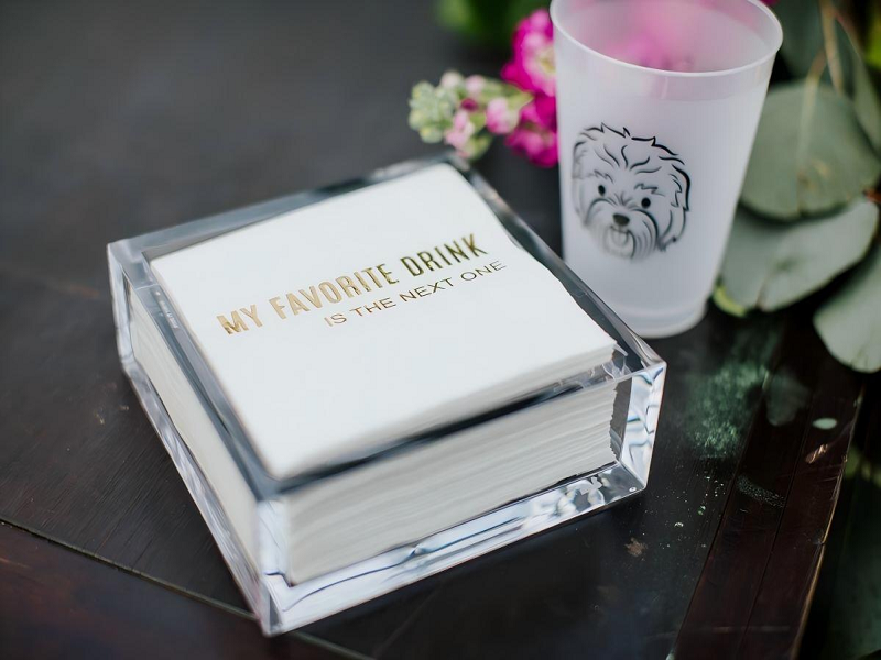 Apa Bedanya Cocktail Napkins dengan Jenis Serbet Lainnya dari segi Ukuran dan Fungsinya?